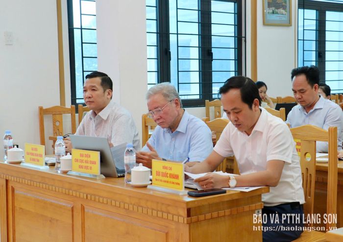 Các đại biểu dự hội nghị tiếp xúc cử tri 