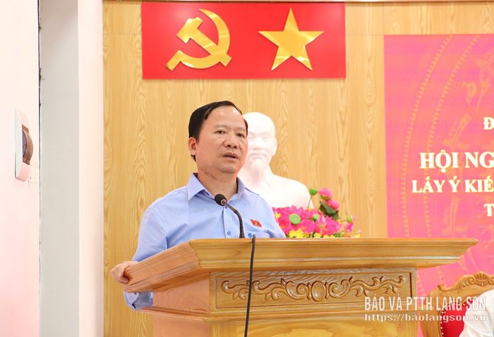 Đồng chí Nguyễn Đặng Ân, Phó Trưởng Đoàn Chuyên trách Đoàn đại biểu Quốc hội tỉnh phát biểu tại hội nghị tiếp xúc cử tri 