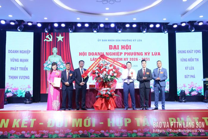 Lãnh đạo Hiệp hội Doanh nghiệp tặng hoa chúc mừng Ban chấp hành Hội Doanh nghiệp phường Kỳ Lừa khóa I, nhiệm kỳ 2026 – 2031