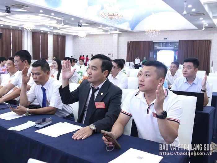 Các đại biểu biểu quyết tại đại hội