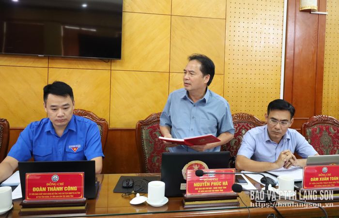 Lãnh đạo Hội Văn học Nghệ thuật tỉnh, Ủy viên Ban Dân tộc HĐND tỉnh phát biểu tại buổi làm việc