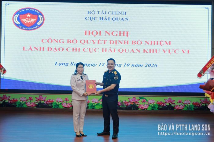 Đồng chí Nguyễn Thành Hưng, Phó Cục trưởng Cục Hải quan trao quyết định bổ nhiệm cho đồng chí Nguyễn Thị Minh Hằng tại hội nghị