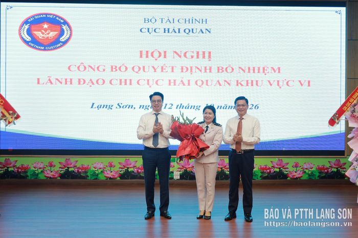Các đồng chí lãnh đạo Tỉnh ủy, UBND tỉnh tặng hoa chúc mừng đồng chí tân Phó Chi cục trưởng Chi cục Hải quan khu vực VI