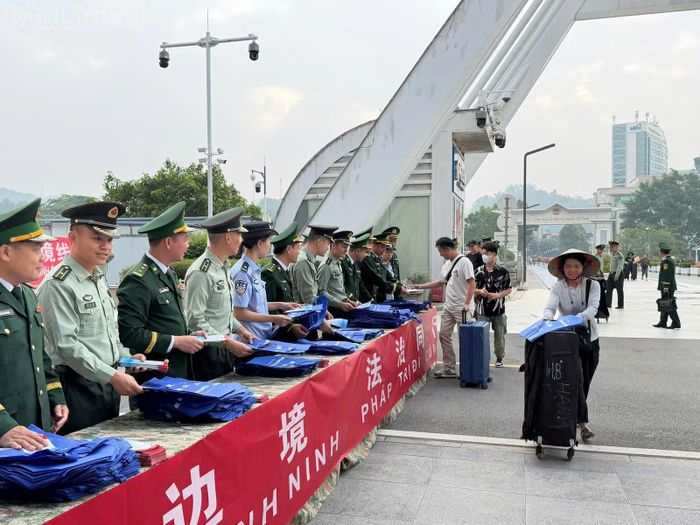 Bộ đội Biên phòng Lào Cai phối hợp với lực lượng chức năng phía bạn tổ chức tuyên truyền pháp luật cho người dân biên giới.