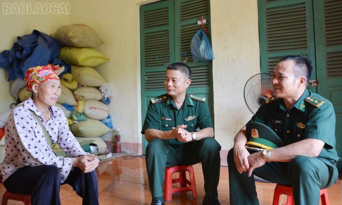 Bộ đội Biên phòng tăng cường bám, nắm cơ sở, tuyên truyền pháp luật cho người dân địa phương.
