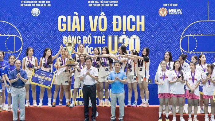 Ban tổ chức trao giải cho các đội.