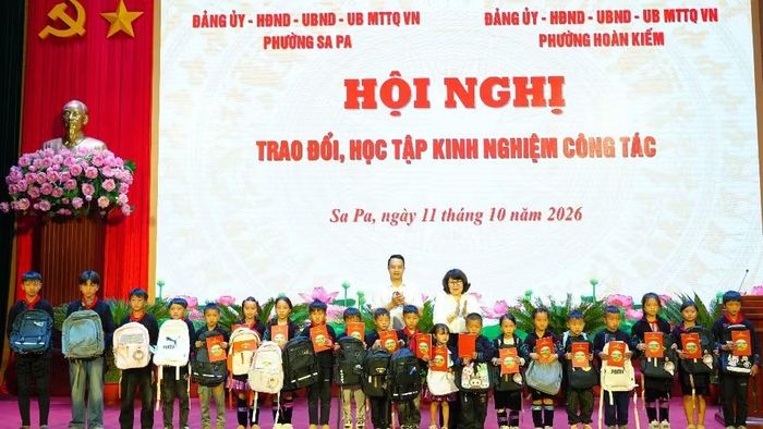 Tặng quà các em học sinh có hoàn cảnh khó khăn.