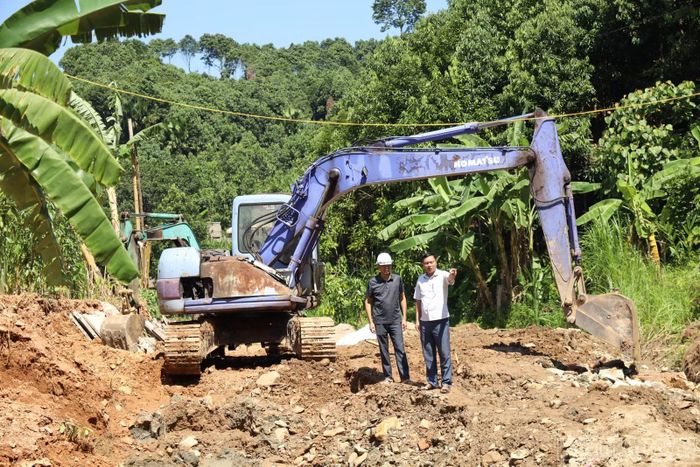 Lãnh đạo xã Tân Hợp bám nắm hiện trường, đôn đốc nhà thầu tháo gỡ khó khăn về vật liệu, đẩy nhanh tiến độ các công trình trên địa bàn.