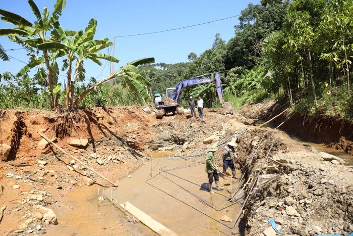 Tranh thủ thời tiết thuận lợi, đơn vị thi công huy động nhân lực, máy móc thi công tăng ca tại công trình cống Cỏ Vạng (xã Tân Hợp) để bù đắp tiến độ.