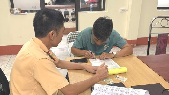 Cảnh sát giao thông làm việc với lái xe khách vi phạm.
