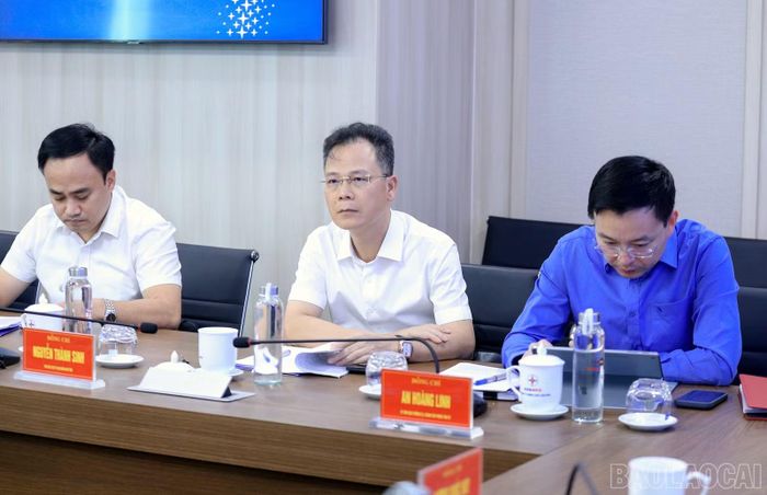 Các đại biểu dự buổi làm việc.