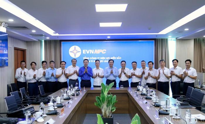 Bí thư Tỉnh ủy Dương Quốc Huy và đoàn công tác chụp ảnh lưu niệm với cán bộ chủ chốt của Công ty Điện lực Lào Cai.