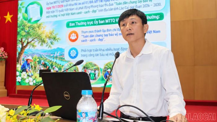 Chuyên viên Cơ quan Ủy ban Mặt trận Tổ quốc Việt Nam tỉnh hướng dẫn chi tiết việc ứng dụng công nghệ thông tin trong tạo mẫu khảo sát.