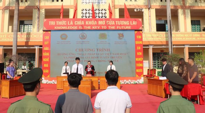 Biểu diễn tiểu phẩm tuyên truyền về tác hại của ma túy và tổ chức phiên tòa giả định tại chương trình.
