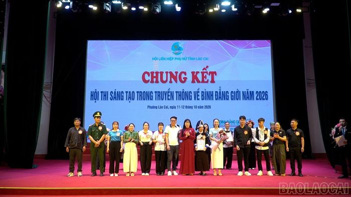 Ban tổ chức trao giải Nhất cho đội thi xã Mường Khương