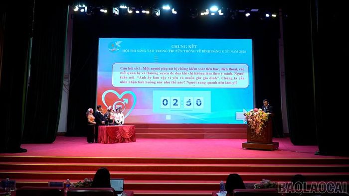Các đội tham gia phần thi kiến thức.