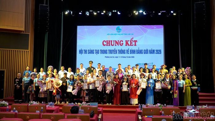 Đại biểu, Ban tổ chức và các đội thi chụp ảnh lưu niệm.