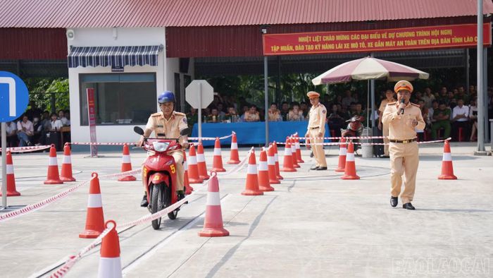 Cán bộ, chiến sĩ Phòng Cảnh sát giao thông Công an tỉnh Lào Cai hướng dẫn kỹ năng lái xe an toàn.