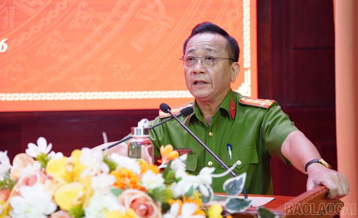 Đại tá Nguyễn Xuân Tuấn - Ủy viên Ban Thường vụ Đảng ủy, Phó Giám đốc Công an tỉnh Lào Cai phát biểu tại hội nghị.