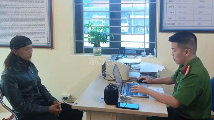 Công an xã Bản Liền lấy lời khai của Giàng Seo Dơ.