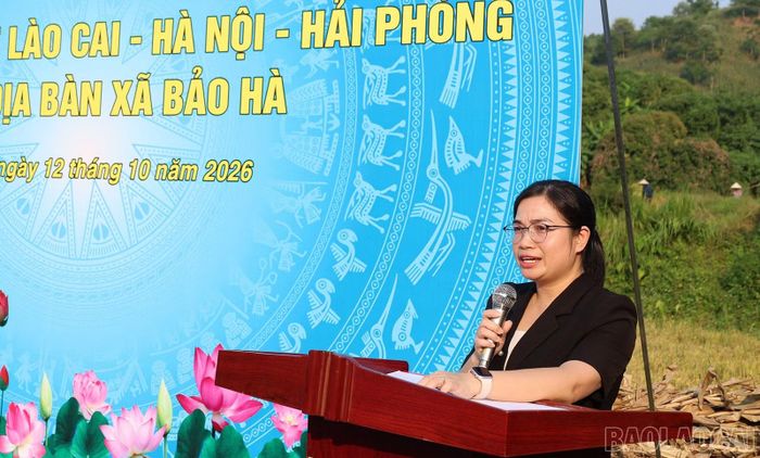 Đồng chí Vũ Thị Ngát - Phó Chủ tịch UBND xã Bảo Hà phát biểu tại lễ khởi công.