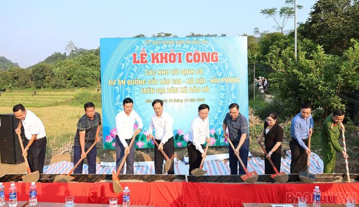 Các đại biểu thực hiện nghi thức khởi công dự án.