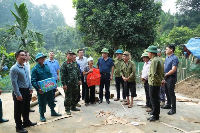 Lãnh đạo xã Gia Phú trao quà động viên các gia đình và lực lượng hỗ trợ.