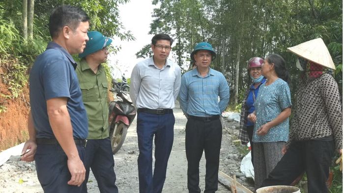 Lãnh đạo xã Gia Phú nắm tình hình về công tác triển khai thi công một số tuyến đường trên địa bàn.