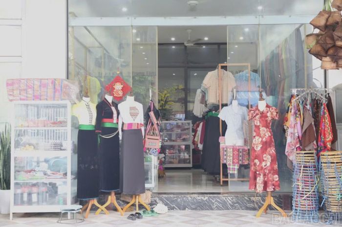 Cửa hàng của chị Thỉnh ở tổ dân phố 4, phường Trung Tâm là nơi may trang phục Thái và truyền nghề cho lớp trẻ.