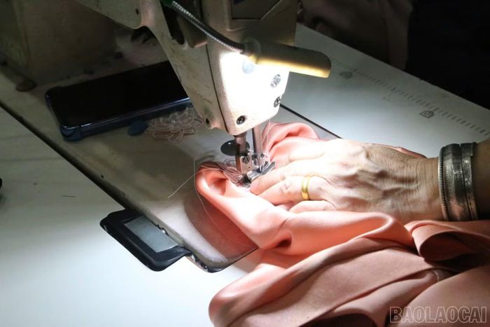 Gần 30 năm qua, dưới đôi bàn tay khéo léo, tỉ mỉ của chị Thỉnh, nhiều bộ trang phục Thái đã được hoàn thiện.