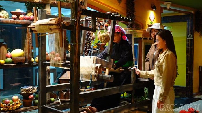Du khách trải nghiệm dệt vải, tìm hiểu văn hóa đồng bào dân tộc thiểu số tại khu vực trung tâm Sa Pa.