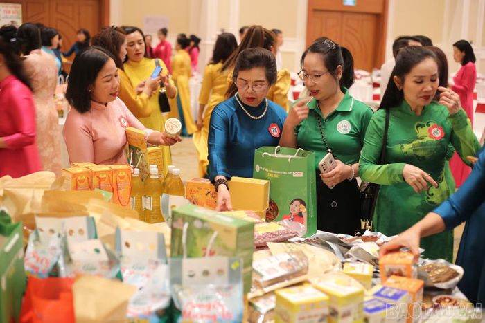  Các đại biểu, hội viên tham quan gian trưng bày sản phẩm nông sản, đặc sản địa phương của doanh nghiệp nữ. 