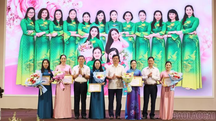  Trao giấy khen cho các nữ doanh nhân tiêu biểu trong sản xuất, kinh doanh. 
