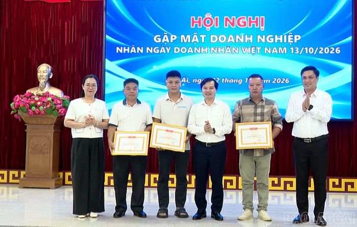 Xã Bảo Ái khen thưởng các doanh nghiệp có nhiều đóng góp cho địa phương.