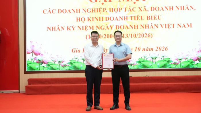 Lãnh đạo UBND xã đã trao Giấy chứng nhận quyền sử dụng đất cho Công ty Cổ phần Đầu tư Công nghiệp Lào Cai.