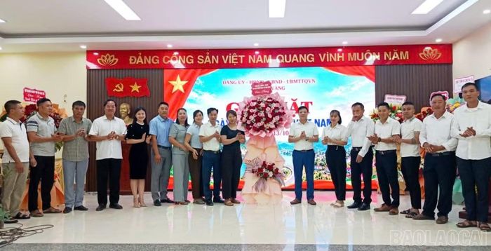 Đảng ủy, HĐND, UBND xã Mỏ Vàng, Hiệp hội doanh nghiệp tặng hoa chúc mừng doanh nhân, doanh nghiệp địa phương.