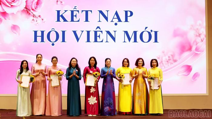  Hội Nữ doanh nhân tỉnh trao quyết định kết nạp và tặng hoa chúc mừng 5 hội viên mới. 