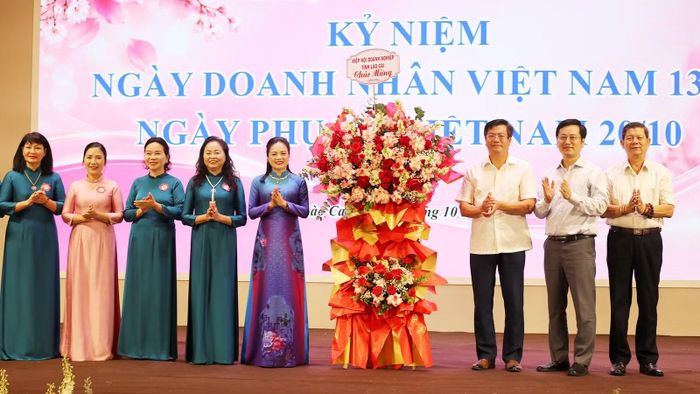  Lãnh đạo Hiệp hội Doanh nghiệp tỉnh và các đại biểu tặng hoa chúc mừng Hội Nữ doanh nhân tỉnh. 