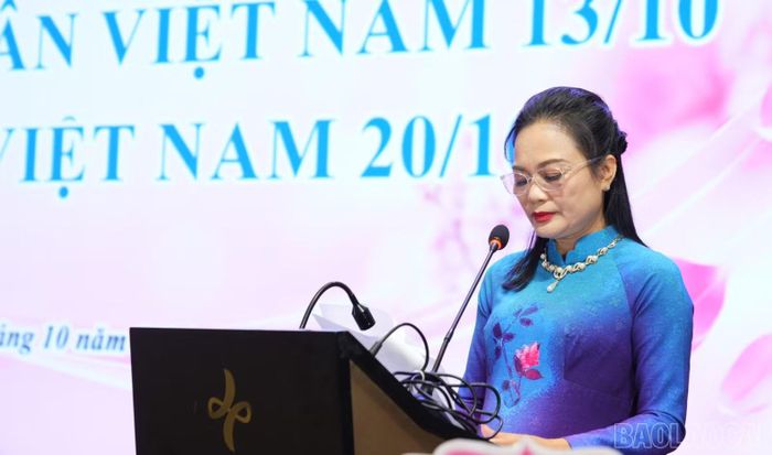  Bà Bùi Thị Sửu - Chủ tịch Hội Nữ doanh nhân tỉnh Lào Cai phát biểu khai mạc chương trình. 
