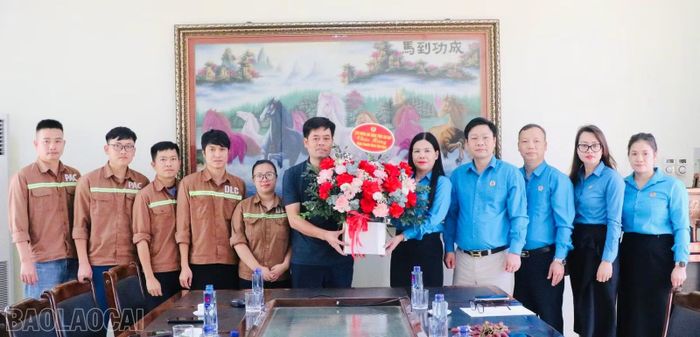  Đồng chí Nguyễn Thị Bích Nhiệm chúc mừng Công ty TNHH MTV Hóa chất Đức Giang Lào Cai. 