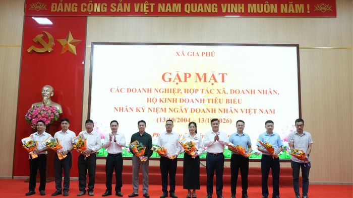 Lãnh đạo UBND xã tặng hoa các doanh nhân, doanh nghiệp, hợp tác xã và hộ kinh doanh tiêu biểu.