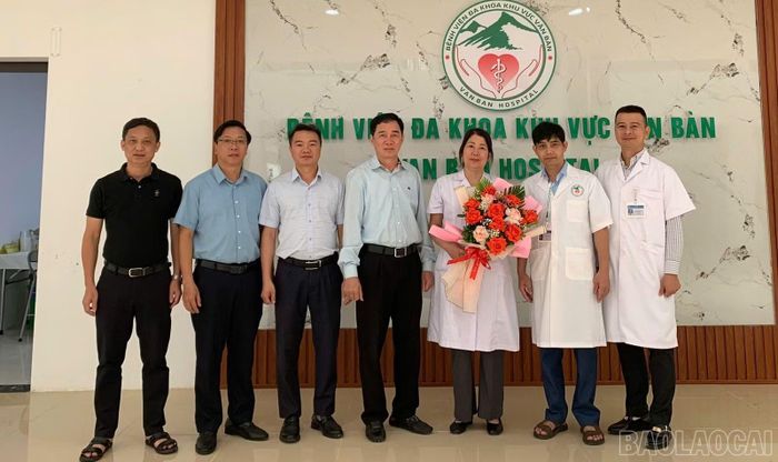 Lãnh đạo xã Văn Bàn động viên cán bộ, nhân viên y tế tại cơ sở mới.
