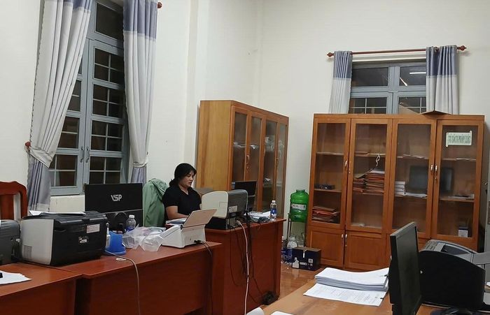 Cán bộ xã Đam Rông 4 tranh thủ ngày đêm số hóa hồ sơ đảng viên