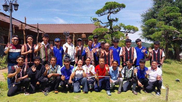 Ông Lầu Bá Tu (áo đỏ, hàng đầu, thứ năm từ bên phải sang) cùng với các thành viên đội tuyển bắn ná xã Đinh Trang Thượng, Lâm Đồng