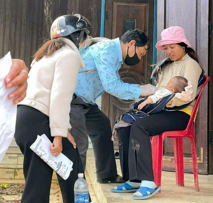 Xã Tà Năng tăng cường lực lượng rà soát dữ liệu y tế và tiêm chủng tại nhà phòng bệnh truyền nhiễm cho trẻ em