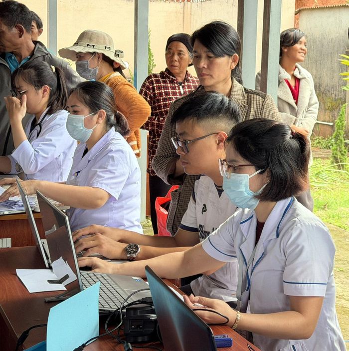 Trung tâm Y tế khu vực Lâm Hà cập nhật dữ liệu khám sức khỏe người dân tại xã Phú Sơn Lâm Hà