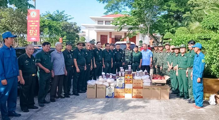 Doanh nhân CCB tặng nhu yếu phẩm, tiền mặt động viên Tổ công tác lấy mẫu xác định danh tính liệt sĩ