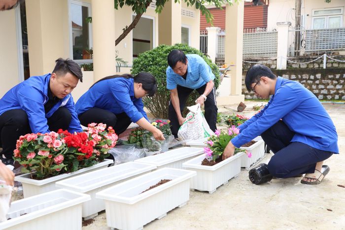 Đoàn viên phường Lang Biang - Đà Lạt cùng các đơn vị trên địa bàn trồng cây, hoa trang trí tạo cảnh quan xanh - sạch - đẹp chào mừng lễ hội