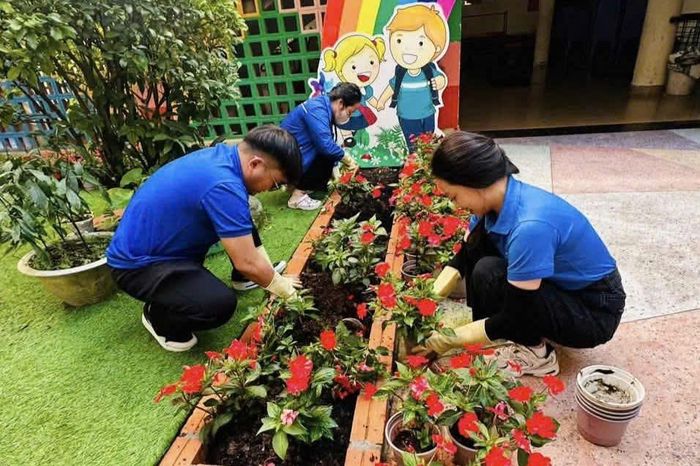 Chi đoàn Trung tâm Hoạt động Thanh thiếu nhi tỉnh dọn dẹp vệ sinh, trồng cây chào mừng Festival Hoa Đà Lạt