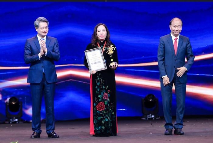 Bà Đặng Thị Lynh Trang - Chủ tịch HĐTV kiêm Giám đốc Công ty TNHH Minh Trang nhận danh hiệu